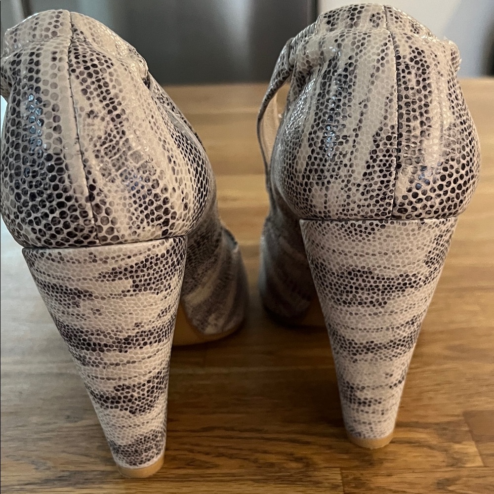 Jeffrey Campbell Handmade Ibiza Last Gray And White Snake-Print Pointed Pumps - Picture 5 of 8